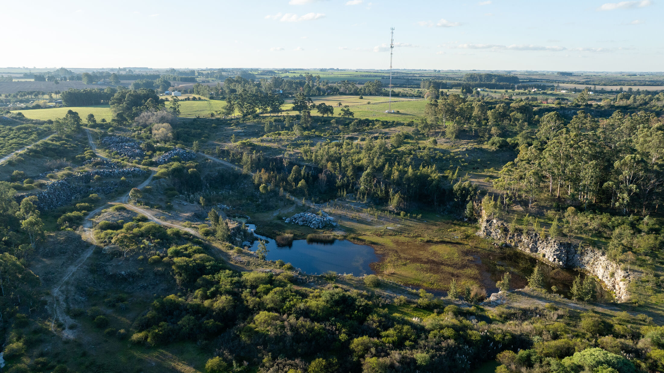 Las canteras históricas de Riachuelo, con su laguna entre las rocas